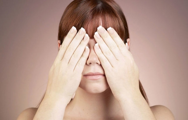 Почему глаз дергается, нервный тик глаза: причины и лечение