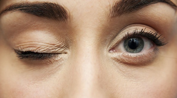 Почему глаз дергается, нервный тик глаза: причины и лечение