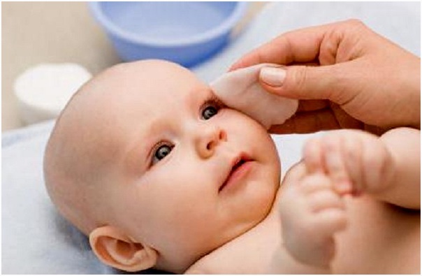 Почему закисает глазик у новорожденного, что делать?