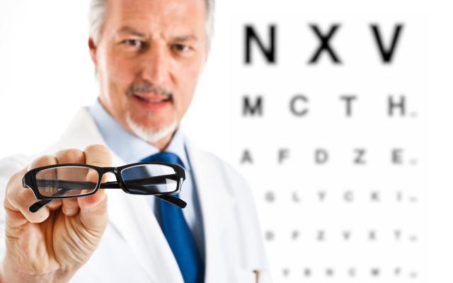 Чем окулист отличается от офтальмолога: есть ли разница?