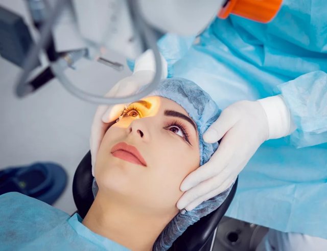 Когда лучше делать операцию при катаракте