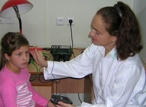 Курсы аппаратного лечения глаз ребенка при частичной атрофии зрительного нерва